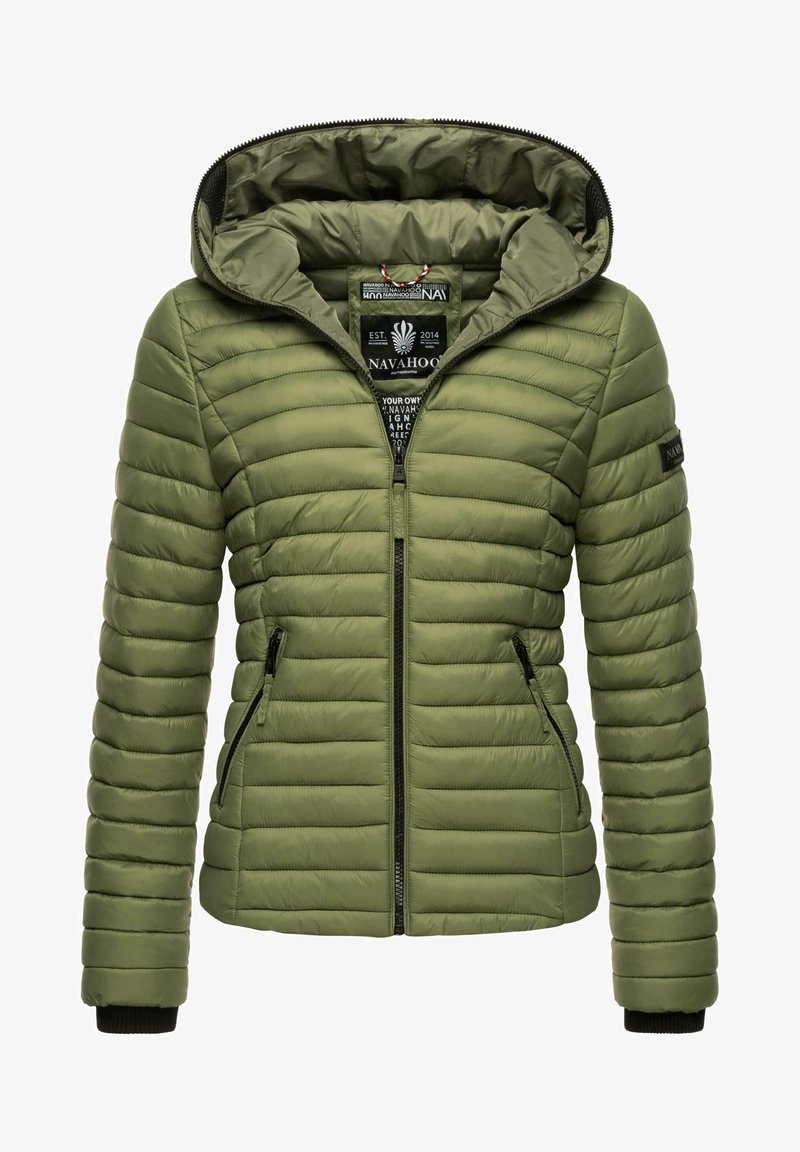 Olivgrüne Puffjacke mit Kapuze, gestepptem Muster, mit Reißverschlusstaschen und elastischen Bündchen. Futter innen mit sichtbaren Etiketten.