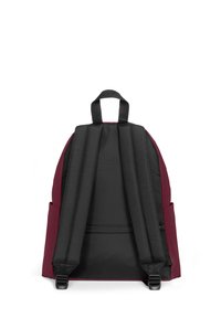 Batoh s vínovým exteriérem a černými popruhy. Vyrobeno z odolné tkaniny, má nastavitelné popruhy a horní rukojeť. Žádné viditelné vnější kapsy.