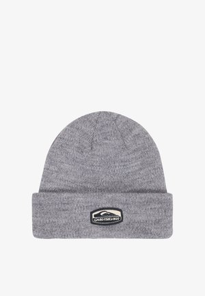 Szara dziana czapka z podwiniętym mankietem z czarno-białą naszywką z logo Quiksilver na środku z przodu.