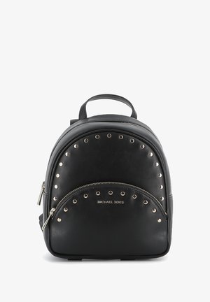 Must reblack Michael Korsi seljakott, millel on hõbedased nupud, mis rõhutavad kaht lukuga sektsiooni ja pealmine käepide.