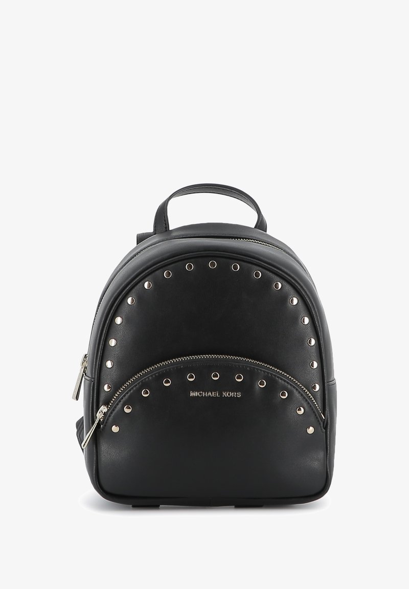 Mochila preta Michael Kors com tachas prateadas que contornam dois compartimentos com zíper e uma pega em cima.