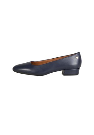 Zapato de tacón bajo para mujer de cuero azul marino con punta redonda y pequeño tacón cuadrado, con forro interior color tostado y detalle de tachuelas metálicas cerca del tacón.