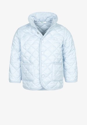 Giacca trapuntata azzurro chiaro con colletto alto, bottoni a pressione, due tasche frontali e fodera interna testurizzata. Presenta cuciture a motivo a diamante.