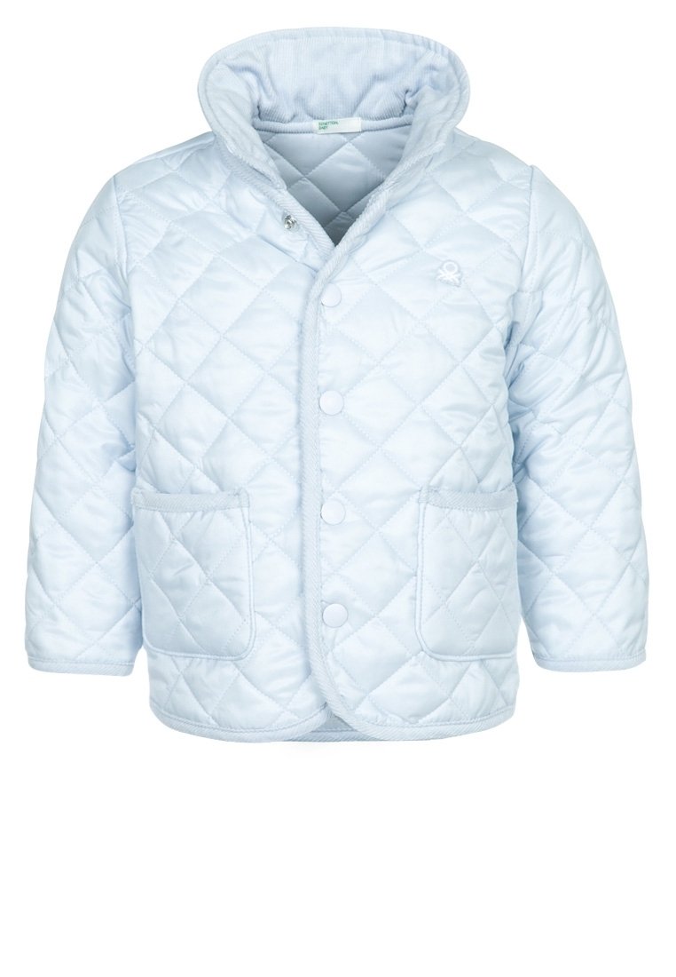 Světlomodrá prošívaná bunda s vysokým límcem, druky, dvěma předními kapsami a texturovanou vnitřní podšívkou. Vyznačuje se prošíváním ve vzoru diamantů.