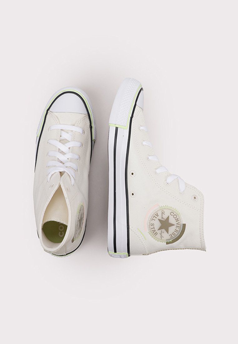 Sneakers alte bianche in tela strutturata, con strisce nere e suola in gomma. Presentano una patch rotonda con logo sul lato esterno.