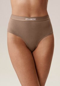 Brązowa bawełniana bielizna z wysokim stanem o miękkiej teksturze. Na pasku znajduje się biały napis "ATLANTIC". Gładki, bezszwowy design.