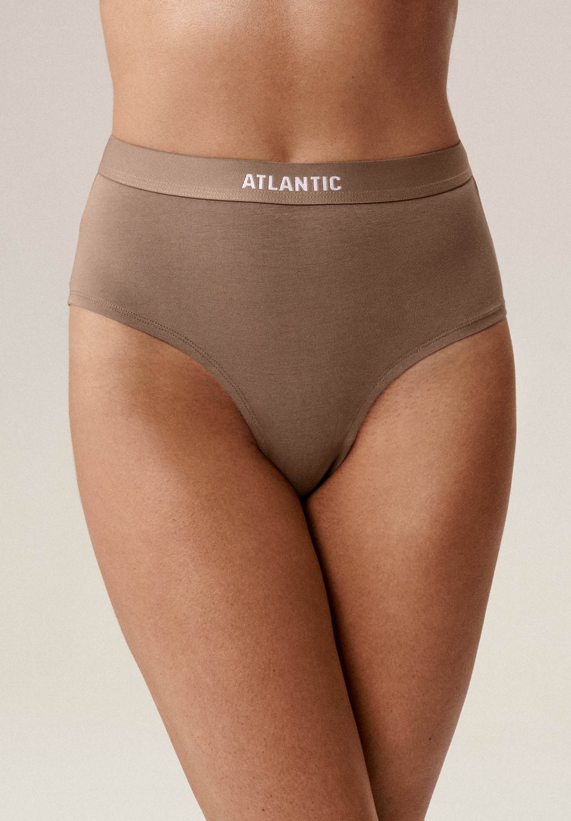 Brązowa bawełniana bielizna z wysokim stanem o miękkiej teksturze. Na pasku znajduje się biały napis "ATLANTIC". Gładki, bezszwowy design.