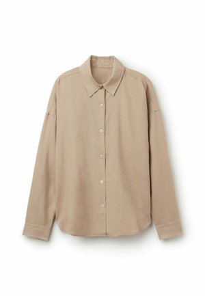 Beige långärmad skjorta i lätt tyg, med krage, knappstängning och rundad nederkant. Slät textur, avslappnad passform.