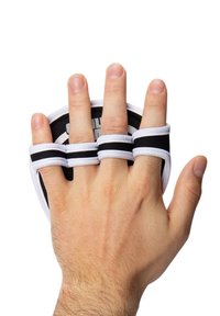 Zwart-witte vingerloze sporthandschoenen met elastische banden. Het palmgebied is gevoerd en rond van vorm, met een gladde textuur en een logo-detail.