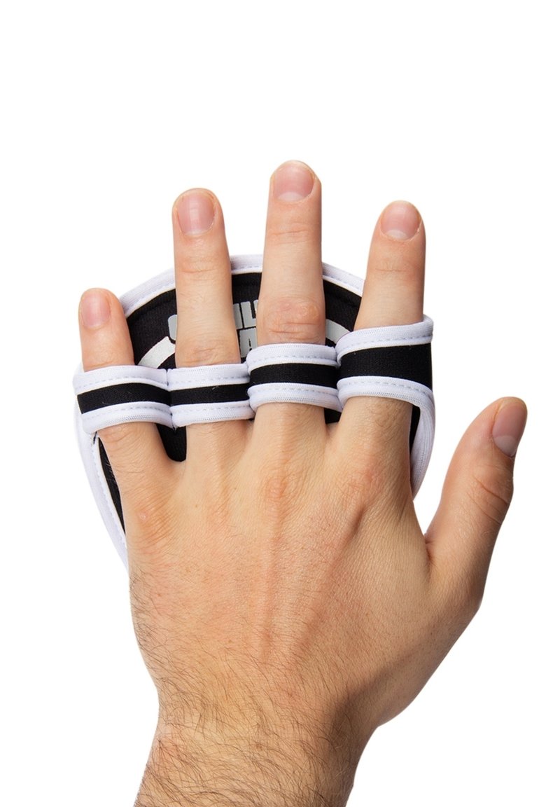 Zwart-witte vingerloze sporthandschoenen met elastische banden. Het palmgebied is gevoerd en rond van vorm, met een gladde textuur en een logo-detail.