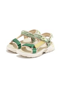 Sandalias verdes y beige con tiras de tela a rayas, plantillas acolchadas y suelas blancas flexibles. Cuentan con cierres de Velcro para un ajuste seguro.