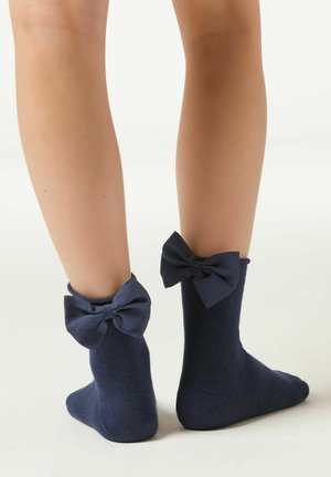Marineblaue Baumwollmischung Knöchelsocken mit strukturiertem Gewebe und großen Satinschleifen am Bündchen. Glatte Oberfläche und geripptes Design für den Komfort.