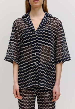 Bedrucktes Kurzarm-Hemd in Marineblau, Creme und braunem Zickzackmuster. Leichte Stoffqualität, lässige Passform, mit Kragen.