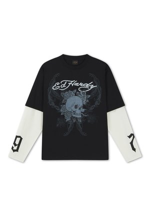 Zwart shirt met lange mouwen en witte binnenmouwen, met een grijze schedel omringd door rozen en de tekst "Ed Hardy" op de voorkant, met nummers op de mouwen.