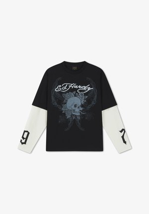 Zwart shirt met lange mouwen en witte binnenmouwen, met een grijze schedel omringd door rozen en de tekst "Ed Hardy" op de voorkant, met nummers op de mouwen.