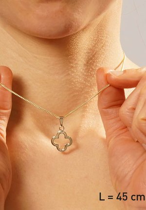 Goldfarbene Halskette mit einer 45 cm langen Kette, die mit einem vierblättrigen Kleeblatt-Anhänger versehen ist, der eine offene Mitte und eine polierte Oberfläche hat.