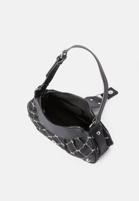 Čierna kabelka z prešívaného materiálu so strieborným prešívaním. Vybavená zipsom a nastaviteľným popruhom. Interiér je jednoduchý a bez ozdôb.