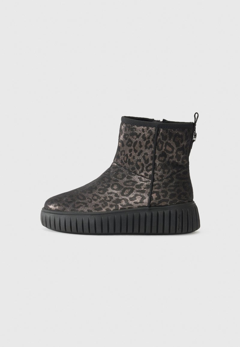 Botte noire pour cheville avec imprimé léopard métallique, semelle épaisse rainurée et tirette zippée à l'arrière.