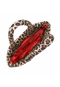 Sac à main en imprimé léopard avec deux poignées arrondies. Intérieur rouge comportant plusieurs poches et une fermeture éclair. Matériau doux et texturé.