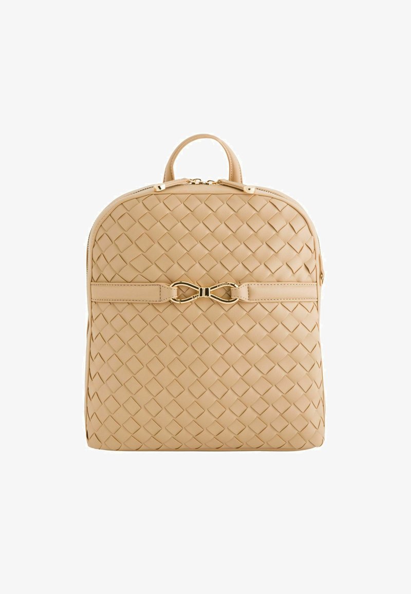 Tkaný béžový kožený batoh s zakřiveným vrchem, zlatým kováním a dekorativní mašlí na přední straně. Hladký povrch, zipové zapínání.