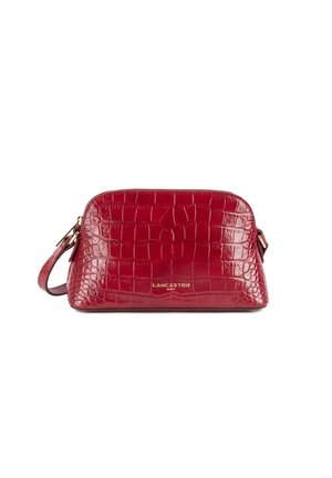 Borsa in pelle rossa con incisione a coccodrillo, dalla forma rotonda, con hardware dorato e una sottile tracolla. Presenta il logo sul davanti.
