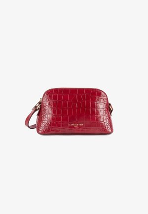 Rote Krokodilprägung Lederhandtasche mit runder Form, goldenen Beschlägen und einem dünnen Schulterriemen. Mit Logo auf der Vorderseite.