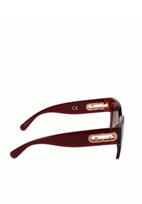 Lunettes rectangulaires rouge foncé avec des branches larges ornées d'accents métalliques décoratifs dorés sur fond blanc.