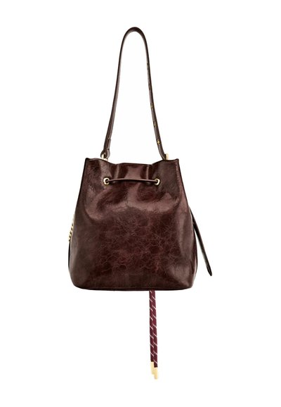 Temno rjava usnjena torbica z nastavljivim ramenskim trakom in zadrgo z zlatimi obročki in konicami.