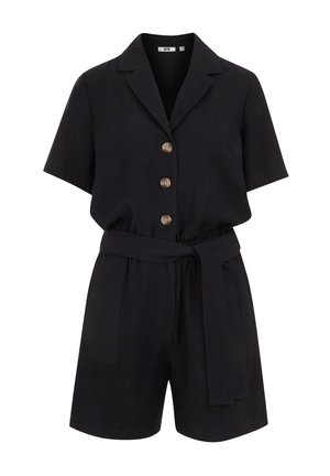 Schwarzer, kurzer Jumpsuit mit einem kragenförmigen Ausschnitt, kurzen Ärmeln, einer Knopfleiste mit vier braunen Knöpfen und einem gebundenen Taillengürtel. Glatte Textur.