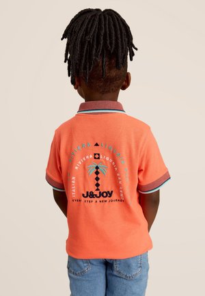 Polo shirt orange à manches courtes avec un col contrastant. Comprend un palmier brodé et du texte au dos. Tissu léger, design décontracté.