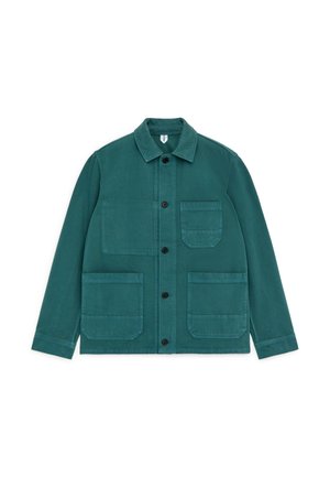 Grüne Hemdjacke mit Kragen, ausgestattet mit einer Brusttasche und zwei großen unteren Fronttaschen, gefertigt aus robustem Stoff.