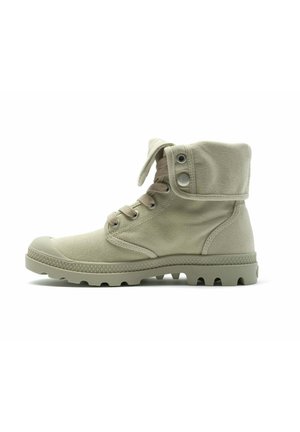 Bottines en toile beige avec un bout rond, un laçage à l'avant et un col rabattable, dotées de semelles en caoutchouc et d'accents texturés.