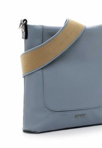 Borsa a spalla in pelle azzurro chiaro con finitura texturizzata, tracolla in canvas crema e accentuazione del logo argentato sulla parte anteriore.