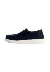 Scarpa in suede blu navy con suola bianca maculata, design con lacci e fodera stampata. Presenta una punta arrotondata e una silhouette slanciata.