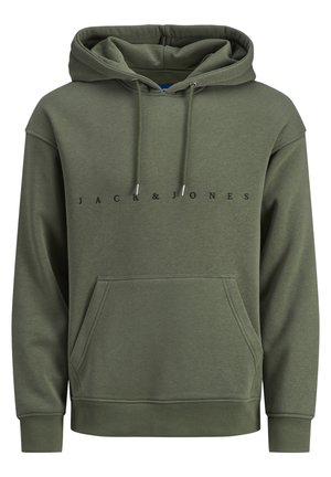 Bluza z kapturem w kolorze oliwkowym z przednią kieszenią, regulowanym sznurkiem kaptura i napisem "JACK & JONES" nadrukowanym na piersi czarnymi literami.