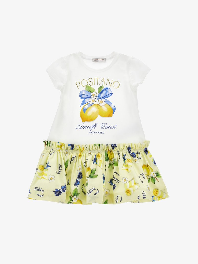 Λευκό φόρεμα για νήπιο με σχέδιο λεμονιών, μπλε φιόγκο και λουλούδια στο πάνω μέρος; κίτρινη φούστα με μοτίβο λεμονιών, γυαλιών ηλίου και το κείμενο «Holiday mood».