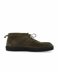 Stivale alla caviglia in suede verde oliva con lacci, suola in gomma, punta arrotondata e suola testurizzata per una buona presa. Design minimalista con dettagli cuciti.