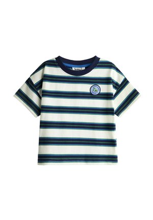 Weißes T-Shirt mit kurzen Ärmeln, navyblauen und grünen horizontalen Streifen und rundem navyblauem Kragen, mit einem kleinen runden Aufnäher mit Text und Schuhgrafik.