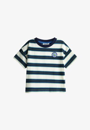 Biały T-shirt z krótkim rękawem z granatowymi i zielonymi poziomymi paskami oraz okrągłym granatowym kołnierzem, z małą okrągłą naszywką z napisem i grafiką buta.