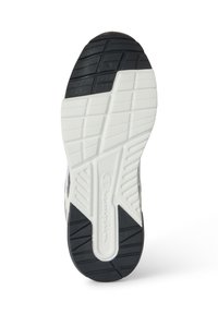 Suela de una zapatilla deportiva con dibujo de goma en blanco y negro, con patrones geométricos y el logo de "Champion" grabado en el centro.