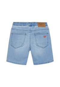 Niebieskie szorty dżinsowe z elastycznym paskiem w talii, z dwoma tylnymi kieszeniami i małym czerwonym haftowanym logiem. Brązowa skórzana naszywka z logo marki na pasku.