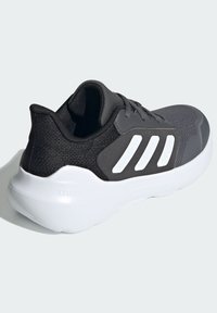 Schwarzer Sportschuh mit einem gestrickten Obermaterial, weißen Drei-Streifen-Akzenten, gepolstertem Kragen und einer weißen Cloudfoam-Sohle für Dämpfung.