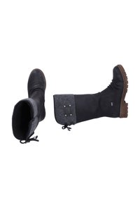 Botas de cuero negro hasta la rodilla con acento de fieltro gris en la parte superior, superficie texturizada y suela de goma con patrones de relieve visibles.