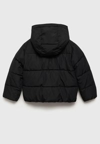 Veste rembourrée noire avec une capuche, présentant un design court et une texture matelassée horizontale. Tissu lisse avec une finition mate.