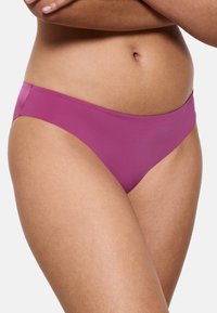 Lilla bikinibund med et elegant design, lav talje og glat tekstur, velegnet til hverdagsbadetøj.