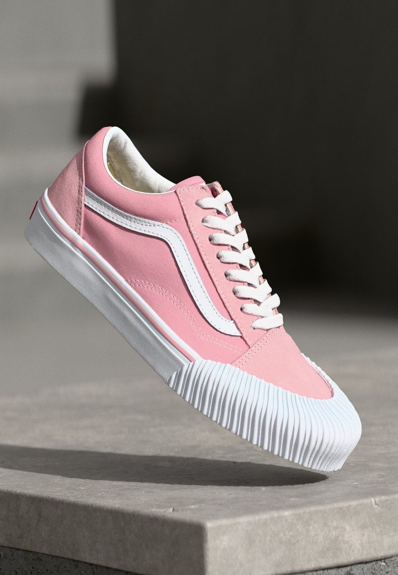 Heledad roosa sneaker valgete aktsentidega, sile nahk ülemine osa, ümmargune varvas, tekstureeritud kummist välistald ja lamedad sidurid.