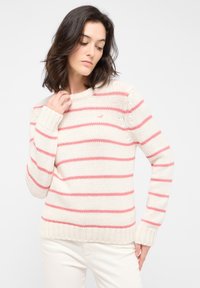 Gestreifter Pullover in Creme mit rosa Linien, gestrickte Textur, Rundhalsausschnitt und gerippte Bündchen. Lässiger Schnitt mit sichtbaren Nähdetails.