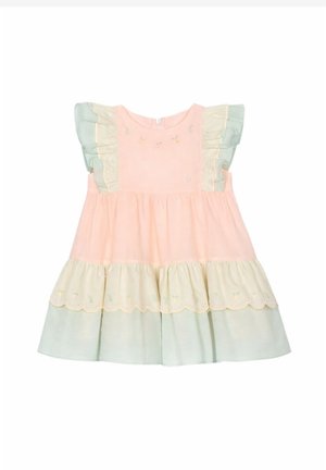 Sukienka bez rękawów w pastelowych kolorach z falbankami na ramionach, wielowarstwowa spódnica w kolorze brzoskwiniowym, kremowym i jasnozielonym, z delikatnym haftem kwiatowym.