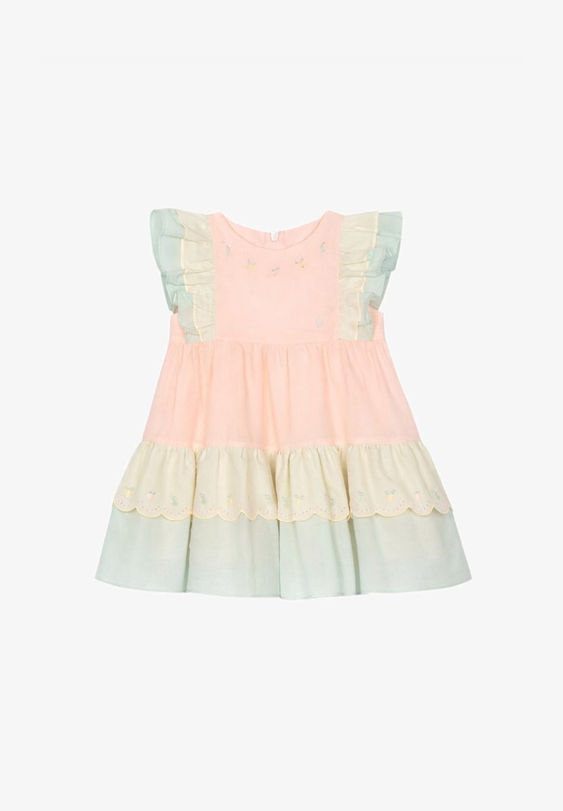 Robe pastel sans manches avec détails volantés aux épaules, jupe à volants en pêche, crème et vert clair, présentant une broderie florale subtile.