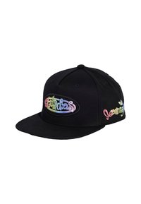 Svart snapback-cap med platt skärm, med en färgglad broderad logotyp framtill och en broderad textdetalj på sidan.